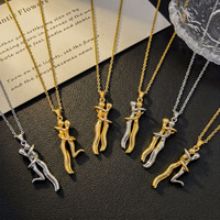 Collier bicolore pour couple, garçon et fille s'embrassant, design minimaliste de niche, chaîne de clavicule personnalisée