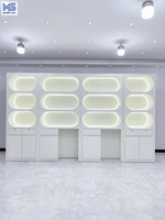 Benutzer definierte moderne LED-Licht Regal Nagel Hautpflege Schrank Vitrine für Salon oder Kosmetik geschäft Wand Display für Körperpflege Design