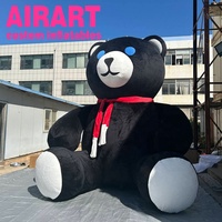 Décoration de rue de Noël : Mascotte géante en peluche pour installation artistique et décoration de lieux