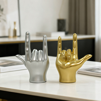 Zeitgenössische Handgefertigte Handbemalte Skulpturen Unregelmäßige Form Gesten-Statue LOVE Frieden Pose Harz-Modell Ornamente Engel-Thema