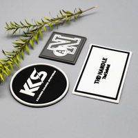 Reuners Étiquette de vêtement personnalisée de haute qualité, écologique, en PVC souple gaufré 3D, logo de marque, forme personnalisée, faible MOQ 1 pièce