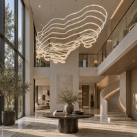 Lustre LED ondulé moderne irrégulier en aluminium et silicone sur mesure pour hall d'hôtel et projets commerciaux