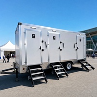 Remorque de toilettes mobiles personnalisable OEM/ODM avec lavabo en céramique et robinet mitigeur eau chaude/froide pour attractions touristiques