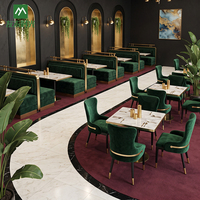 Ensemble de table et de chaises de restaurant commercial moderne, chaises en velours vert, plateau de table en marbre blanc, mobilier de café et d'hôtel