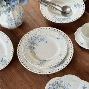 Service de vaisselle en céramique bleu floral rétro français - Compatible micro-ondes, comprenant assiettes à soupe, assiettes à dessert, assiettes plates, bol, tasse à café et soucoupe - Product Image 3