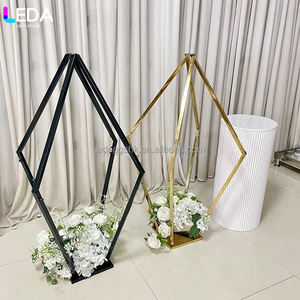 Support floral en métal doré personnalisé LEDA pour décoration d'allée de mariage, centre de table pour événements et fêtes - Product Image 1