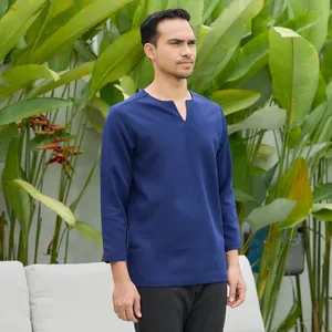 ผู้ผลิตเสื้อเชิ้ตชายสไตล์ดั้งเดิมของมาเลเซีย สีน้ำเงินกรมท่า ทรงสมาร์ทฟิต แขนสั้น สวมใส่สบาย รับผลิตแบบ OEM เสื้อผ้าลำลองทันสมัย - Product Image 3