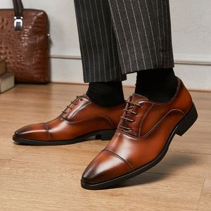 Produits de dropshipping les plus vendus : Chaussures habillées Oxford en cuir pour hommes, rehaussantes à trois empiècements - Product Image 1