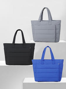 Fourre-tout matelassé à logo personnalisé Sacs à main matelassés pour l'hiver Fourre-tout à fermeture éclair Sacs à provisions Sac fourre-tout de voyage pour hommes pouvant mettre sur la valise - Product Image 3