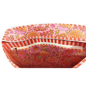 Esta bolsa acolchada presenta un estampado floral vibrante inspirado en diseños textiles tradicionales hechos a mano y con técnicas de estampado en bloque. - Product Image 5
