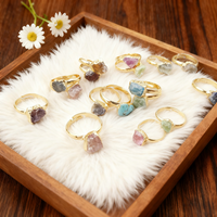 Bagues en pierres précieuses brutes de cristal de luxe naturelles faites à la main avec bordure dorée, bagues colorées en améthyste et en quartz rose pour cadeau