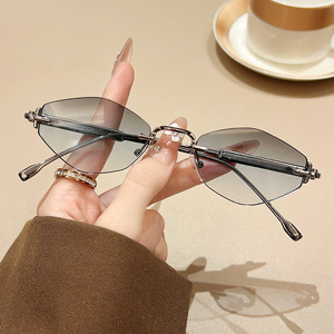 Lunettes de soleil métalliques sans monture, légères, de qualité supérieure, avec verres dégradés anti-rayures UV400, style Y2K, pour femmes, usage quotidien et extérieur, vente en gros - Product Image 1