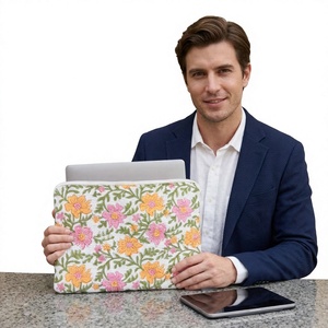Housse pour ordinateur portable en coton imprimé matelassée légère avec fermeture éclair, pochette de protection florale faite à la main, écologique - Product Image 1