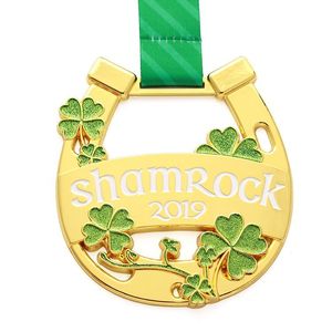 Médaille personnalisée en forme de trèfle à quatre feuilles, plaquée or, avec motif trèfle, pour événements sportifs thématiques - Product Image 1