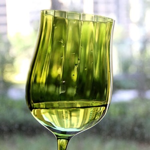 Coupe <span class=keywords><strong>à</strong></span> <span class=keywords><strong>vin</strong></span> en cristal soufflé <span class=keywords><strong>à</strong></span> la main, personnalisée, <span class=keywords><strong>à</strong></span> <span class=keywords><strong>pied</strong></span> haut, épaissie, style vintage moderne, simple, verte, côtelée, 200 ml - Product Image 3