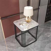 Table basse carrée moderne et portable avec plateau en métal et marbre et cadre doré - Finition blanc et or, meubles de salon