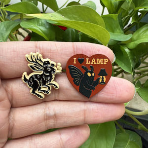 Produsen Pembuat Pin Enamel Logam Koleksi Hadiah Kustom Lucu Kawaii Berlapis Cat Logam dengan Logo Sekolah - Product Image 1