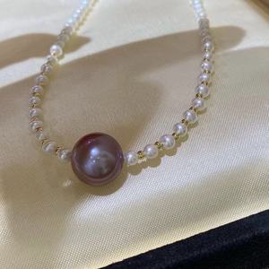 Collier pendentif en or jaune 18 carats avec perle naturelle violette de 11-12 mm ronde, légèrement imparfaite, forte brillance, directement de l'usine - Product Image 3