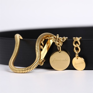 Collier tendance plaqué or avec pendentif lettre délicat en forme de disque - Product Image 5