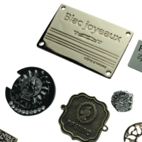 Étiquette métallique personnalisée avec logo, autocollante, écologique, gaufrée, imprimée en héliogravure, carrée/rectangulaire, avec bord découpé au laser pour