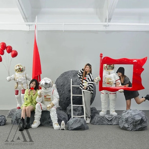 Estatua de Astronauta de Fibra de Vidrio <span class=keywords><strong>con</strong></span> Temática Espacial para Decoración de Centros Comerciales, <span class=keywords><strong>con</strong></span> Luz de Luna - Product Image 3