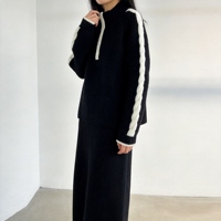 Pull court ample pour femme, col montant demi-zip, en tricot épais, avec détails contrastants noir et blanc sur les manches latérales à motif torsadé et manches raglan