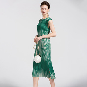 Verano de 2020 la nueva Europa manga corta cuello en o color menta <span class=keywords><strong>vestido</strong></span> MIDI de rayas Miyake <span class=keywords><strong>vestido</strong></span> con volantes - Product Image 2