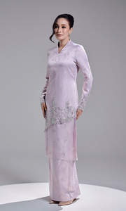 Ensemble deux pièces <span class=keywords><strong>Baju</strong></span> <span class=keywords><strong>Kurung</strong></span> violet lilas en jacquard texturé, tunique longue à col en V, manches à dentelle florale ornée de strass, ourlet diagonal, style musulman - Product Image 3