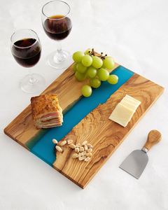 Planche à découper et à servir en bois d'olivier de luxe avec résine époxy bleue pour charcuterie, fromage, fruits - Product Image 6
