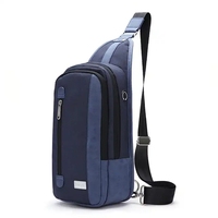 Klassische braune Brusttasche für Herren, faltbare Schultertasche mit Verschlussknopf und bestickten Buchstaben