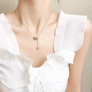 สร้อยคอแฟชั่นสำหรับผู้หญิง สไตล์ดรอปชิปปิ้งบน Shopify ทำจากไทเทเนียมสตีล สีทอง ทนทานต่อการซีดจาง พร้อมจี้รูปทรงเรขาคณิต - Product Image 1