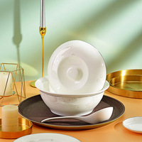 Service de table en porcelaine fine à imprimé floral élégant et subtil, avec bordure dorée fine, comprenant bols et assiettes, pour la maison, les mariages et les banquets quotidiens