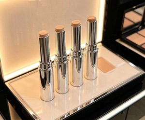 Corrector en tubo plateado de lujo y popular al por mayor. Unifica el tono de la piel y proporciona una cobertura completa. - Product Image 1