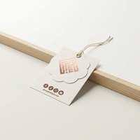 Étiquettes suspendues personnalisées en papier recyclé pour vêtements, avec impression à base d'eau, accent en feuille métallisée et ficelle de jute