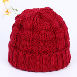 Gorro de punto para mujer con pompón de piel, gorro cálido de invierno para mujeres de mediana edad y mayores - Product Image 2
