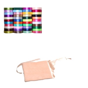 Nouveauté : Pochette à parfum personnalisée avec logo doré imprimé, en daim rose pêche, doublure satinée, rabat enveloppe et ruban - Product Image 6