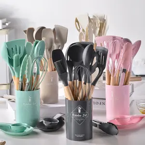 Tiktok Hot Wholesale utensílios de cozinha domésticos fornecedor utensílios de cozinha de silicone conjunto com alça de madeira