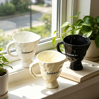Tasse en céramique irrégulière façonnée à la main, tasse à café minimaliste Wabi-Sabi sur piétement, tasse zen artisanale en poterie pour le bureau