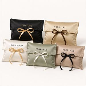 Pochette en satin couleur royale sur mesure avec estampage à chaud et ruban élégant pour marques haut de gamme, en sac en papier - Product Image 1