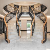 Escalier moderne haut de gamme à double rampe courbée avec balustrade en acier inoxydable et marches en bois massif pour villa et hôtel