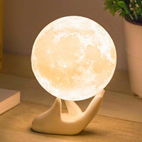 Nouvelle arrivée Contemporaine Creative Main 3D Imprimé Lune PVC LED Lampe De Table Pour Chambre Cadeau