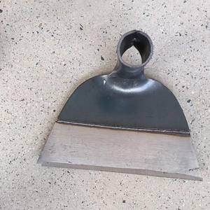 Houe de désherbage Qianjier 8 pouces en acier au carbone avec lame semi-circulaire pour le défrichement extérieur, la plantation et le dégagement des terres - Product Image 1