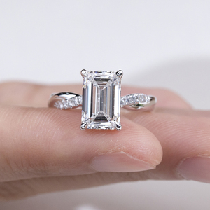 Bague de fiançailles Messi Jewelry MSR-2096 en or 18 carats avec diamant de laboratoire taille émeraude - Product Image 1