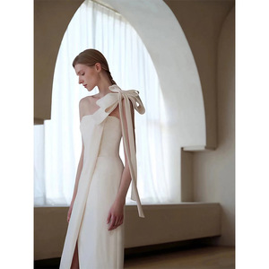 Robe <span class=keywords><strong>de</strong></span> mariée élégante blanche asymétrique à une épaule, avec détail nœud sexy et fente haute, pour <span class=keywords><strong>mariage</strong></span> <span class=keywords><strong>civil</strong></span>, fiançailles et réception - Product Image 1