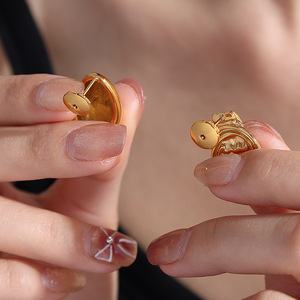 ต่างหูรูปดาว ทำจากไทเทเนียมสตีล สีทอง ประดับไมโครอินเซิร์ต เหมาะสำหรับทุกเพศทุกวัย สวมใส่ได้ทุกวัน อุปกรณ์เสริมเครื่องประดับเจาะหู - Product Image 3