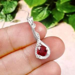 Colgante de Plata de Ley 925 con Rubí de Mozambique Rojo Sangre Impecable de 6x6 MM, Corte Clásico Cojín, Certificado por Terceros - Product Image 2