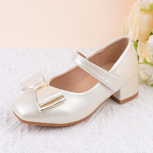Neue Kinder-Abendschuhe in Perlweiß Metallic-PU mit Blockabsatz, Klettverschluss und zweilagiger goldener Schleife am Schaft für formelle Anlässe und Festlichkeiten - Product Image 1
