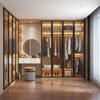 Dressing moderne de luxe avec porte en verre et cadre en aluminium, éclairage LED et intérieur en bois sur mesure pour chambre principale