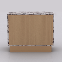 Table de chevet moderne en marbre Calacatta Viola avec deux tiroirs et poignées en laiton sur base en bois pour projet de villa