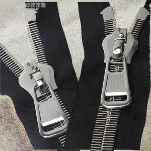 38 #   Cremallera metálica grande plateada brillante personalizada con extremo cerrado, tirador de latón y bloqueo automático para prendas, bolsos y textiles del hogar, muestra en 7 días - Product Image 3